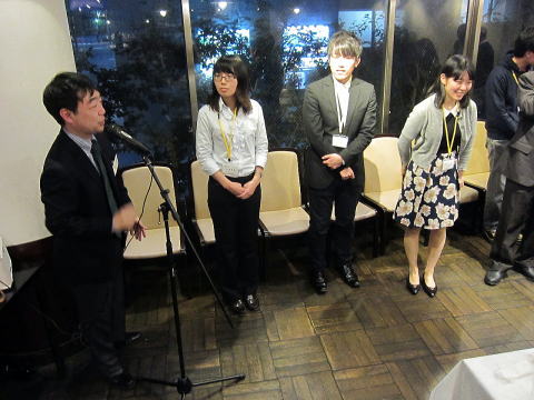 学生たちを紹介する司会の笹平幹事（左端）
